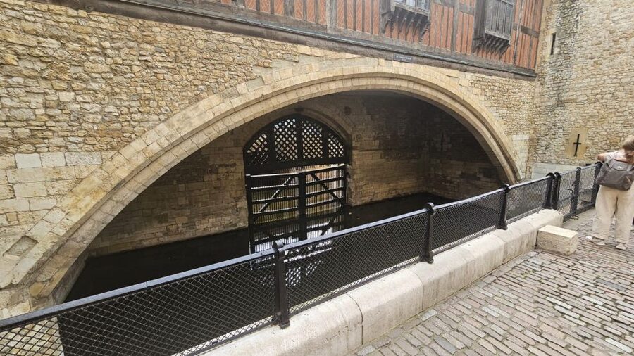 London: Easy Access Tower of London and Crown Jewels Tour - Meeting at Tower Hill