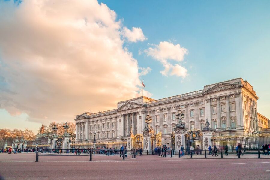 London: Full-Day Sightseeing Bus Tour with River Cruise - Guide languages, group feel, and practical comfort