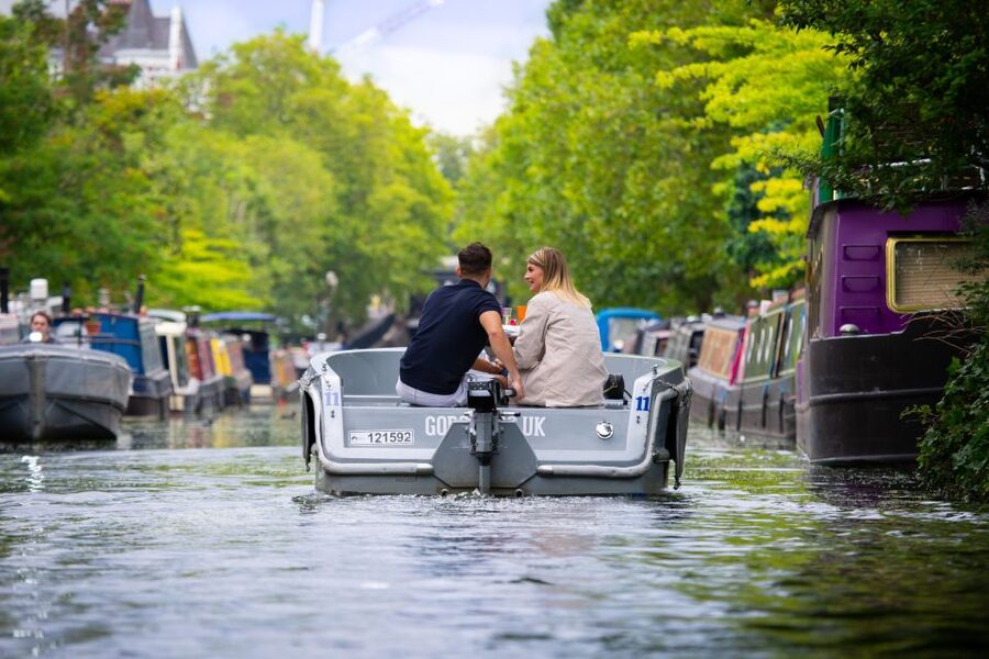 London: GoBoat Rental for Regent's Canal & Paddington Basin - Building a picnic on the water
