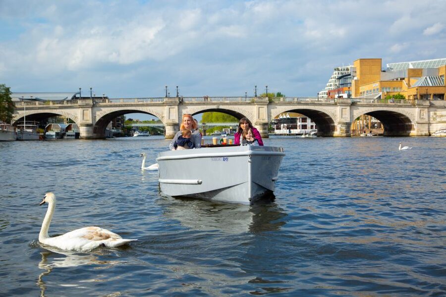 London: GoBoat Rental in Kingston upon Thames - Safety equipment and the first few minutes afloat