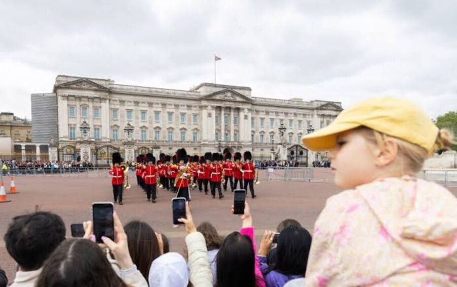 London: Guided Walking Tour with Changing Of The Guard - From Diana’s Fountain to Buckingham Palace