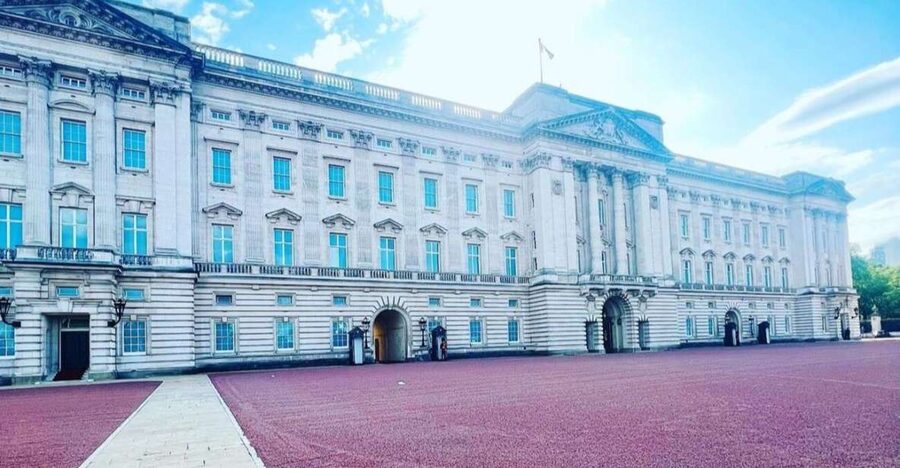 London: Guided Walking Tour with Changing Of The Guard - St James’s Palace and the Guard Ceremony