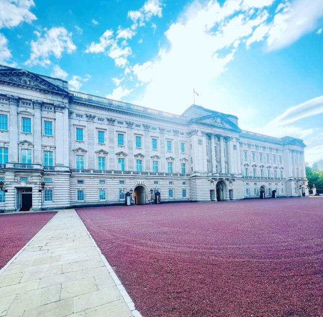 London: Guided Walking Tour with Changing Of The Guard - Trafalgar Square and the Stories Between the Sights