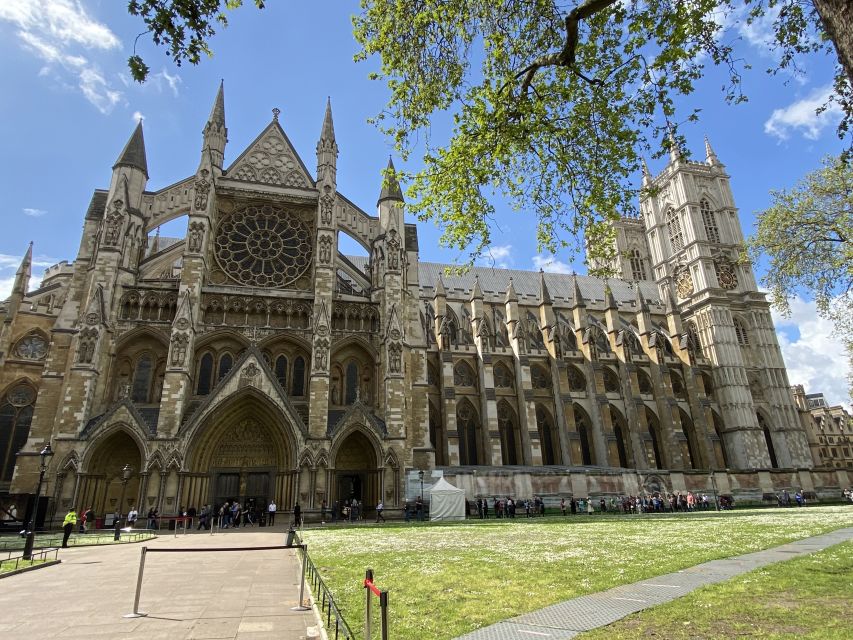 London: Guided Westminster Abbey Tour and Refreshments - Starting in the Cellarium