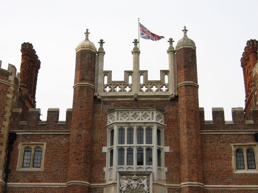 London: Hampton Court Private Guided Tour - Sixty acres of gardens reach the Thames