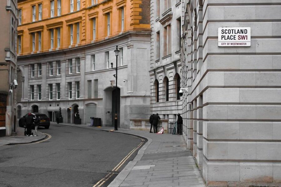 London: Harry Potter Filming Locations Sightseeing Tour - Crossing the Millennium Bridge with the Death Eaters