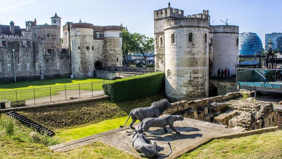 London: Harry Potter Walking Tour and Tower of London Entry - Southwark and London Bridge