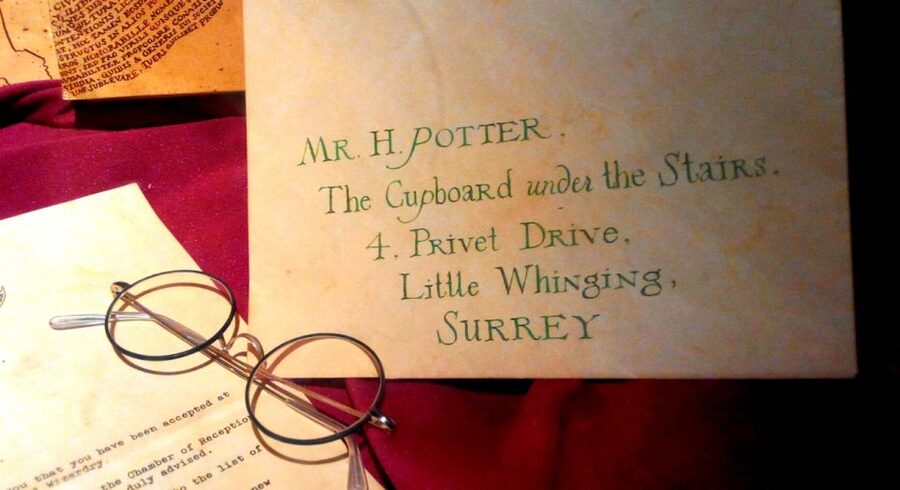 London: Harry Potter Walking Tour with Platform 9 3/4 - Meeting at Embankment and finding the yellow umbrella