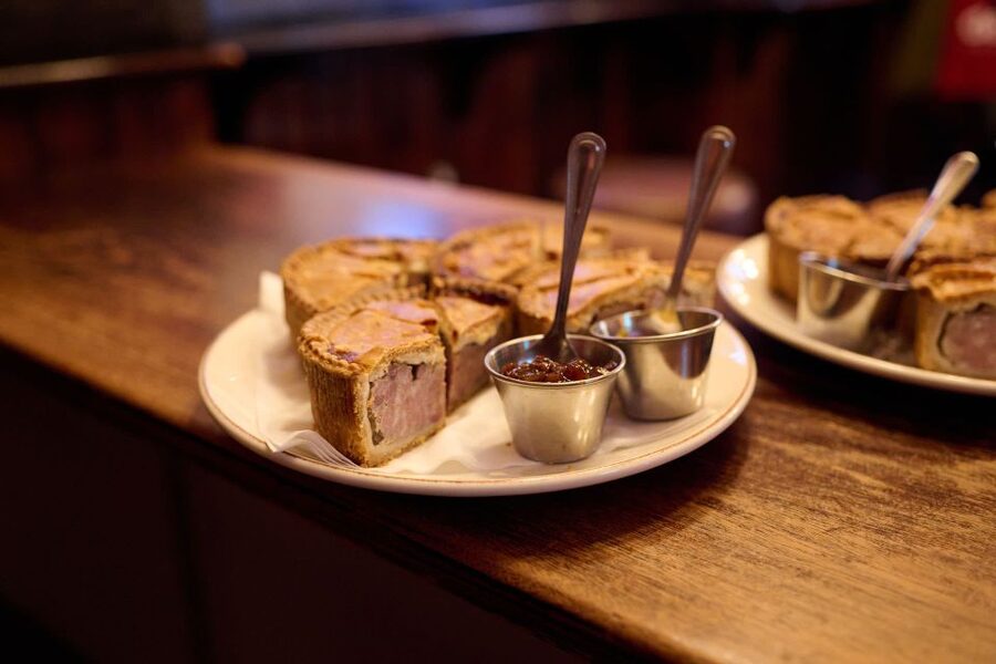 London: Historic Pubs, British Ales & Classic Dishes - Who will enjoy this walking tour