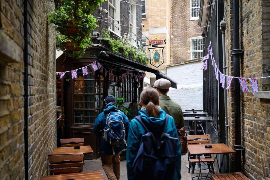 London: Historic Pubs, British Ales & Classic Dishes - Ye Olde Mitre and the Queen’s tree