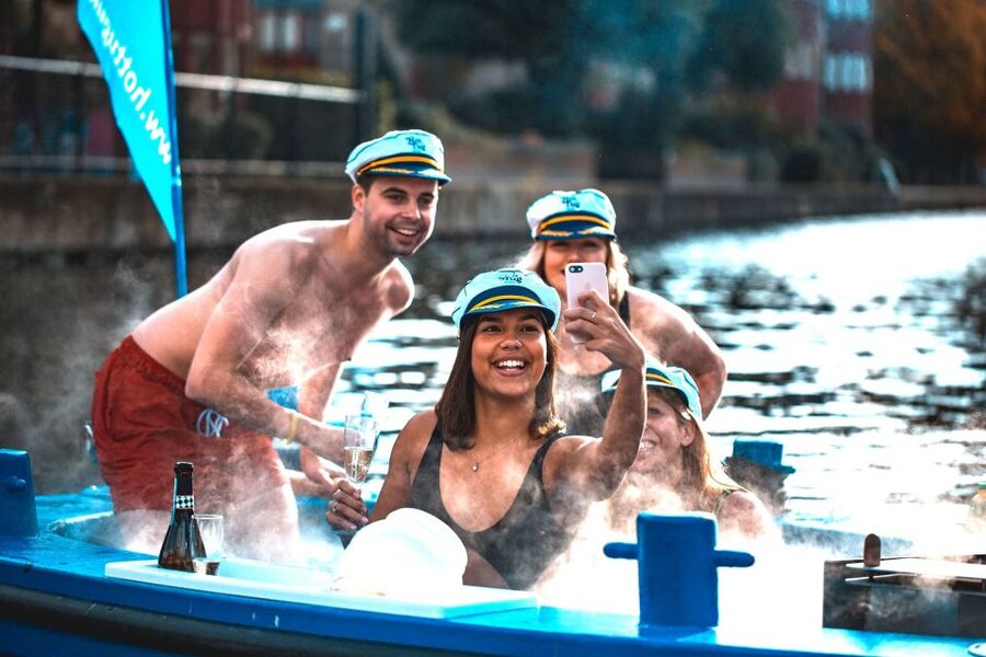 London: Hot Tub Boat Guided Historical Docklands Cruise - The Docklands story behind the views