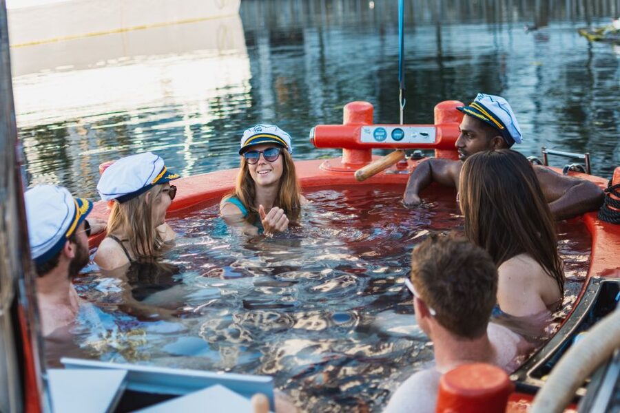 London: Hot Tub Boat Guided Historical Docklands Cruise - Practical preparation before you go