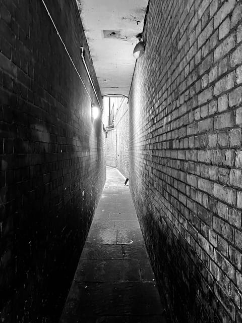 London: Jack the Ripper Tour and Underground Prison in Spanish - What the $26.94 price really covers