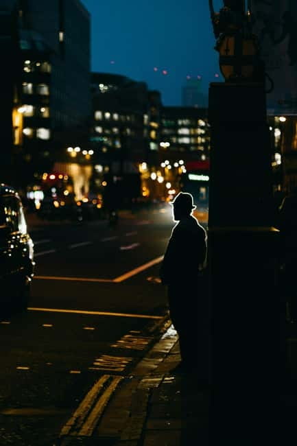 London: Jack the Ripper Tour and Underground Prison in Spanish - Two London mysteries for the price of one