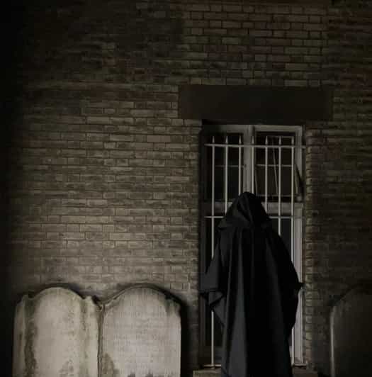 London: Jack the Ripper Tour and Underground Prison in Spanish - Taking the Tube from Liverpool Street
