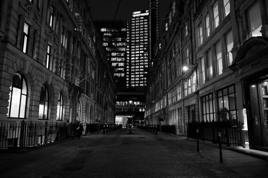 London: Jack the Ripper Tour and Underground Prison in Spanish - Finishing at the Viaduct Tavern