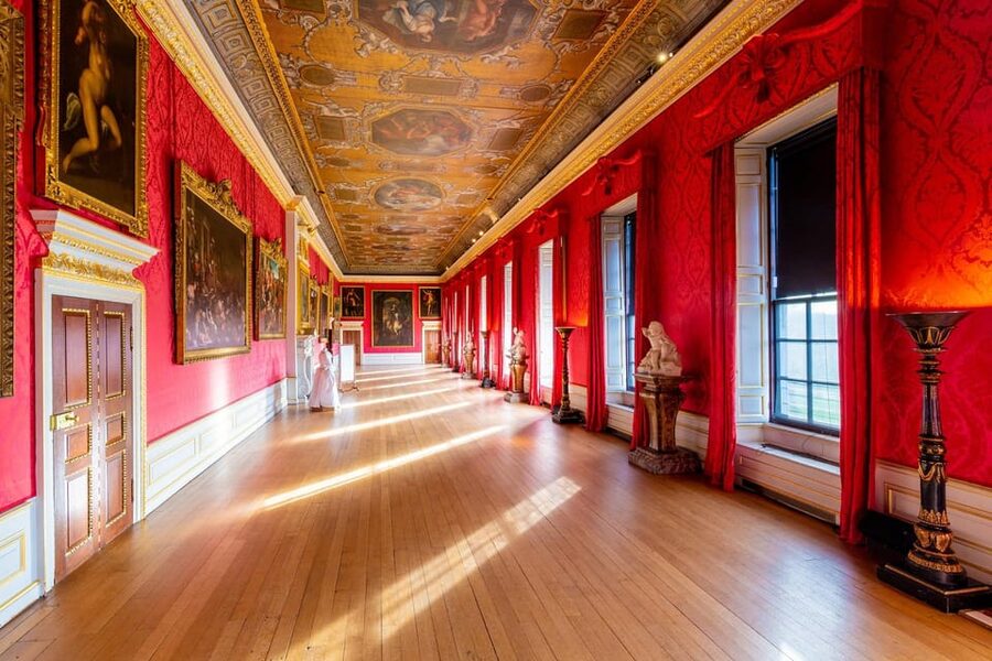 London: Kensington Palace Tour, Guard Change & Afternoon Tea - Entering Kensington Palace with an audio guide