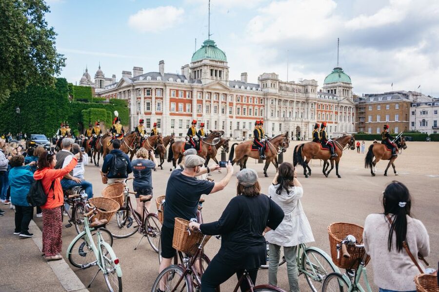 London: Landmarks & Secrets Bike Tour with Pub & Street Art - Big Ben, Westminster Abbey and Dean’s Yard