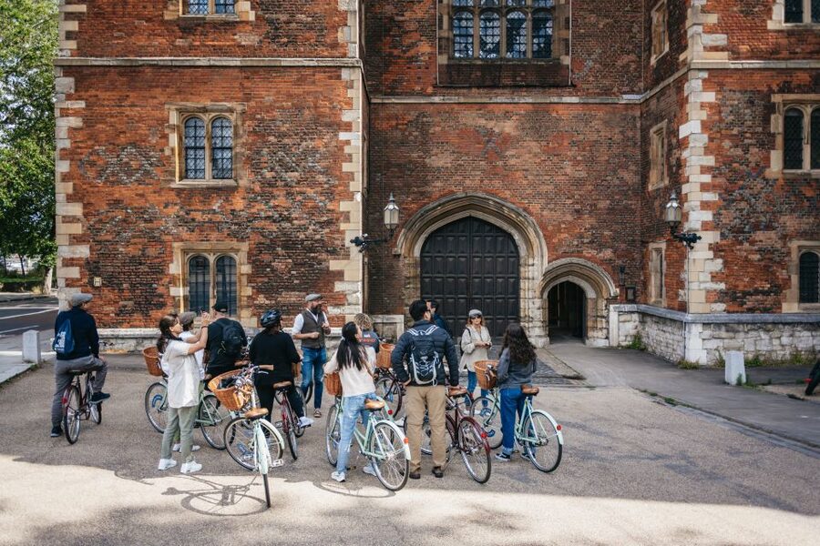 London: Landmarks & Secrets Bike Tour with Pub & Street Art - Guides, group mood and the pace of the ride