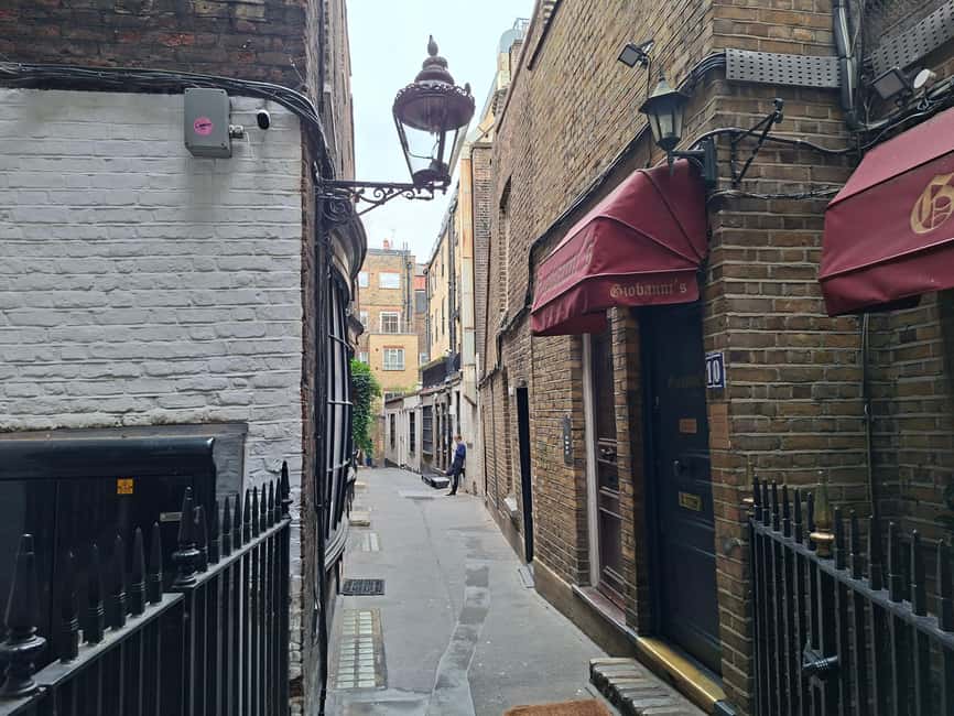 London: Mary Poppins Walking Tour - St Paul’s Cathedral and the bird lady’s steps