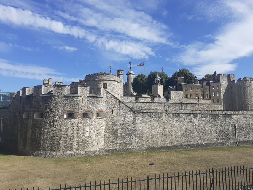 London: Medieval History Walking Tour from The Tower - The Golden Hinde and Winchester Palace