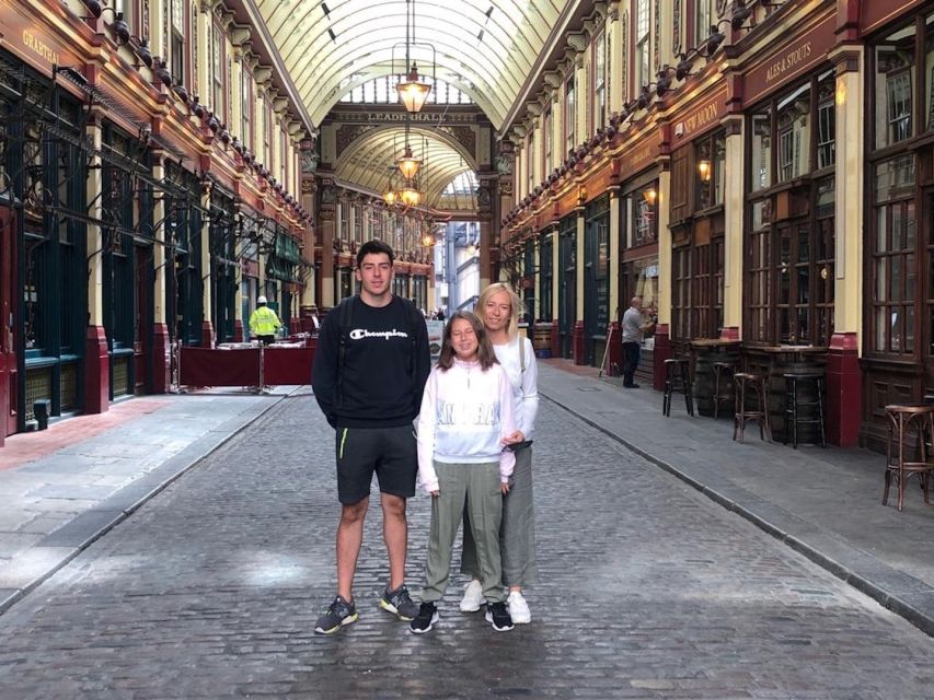 London: Monuments & Back Streets Guided Tour in Black Taxi - The guide makes or breaks the experience