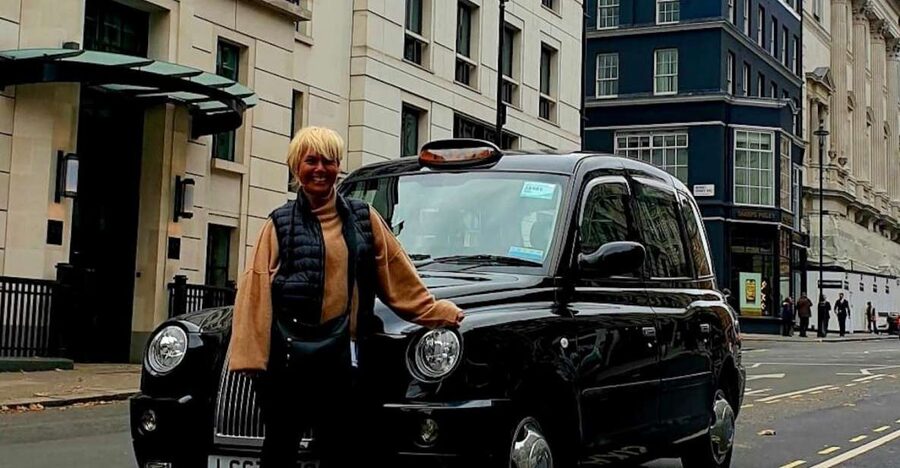 London: Monuments & Back Streets Guided Tour in Black Taxi - Buckingham Palace and the ceremonial heart of London