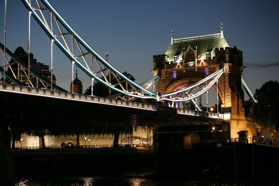 London: Murder Mystery Cruise With 3-Course Dinner - A murder mystery with London outside the window