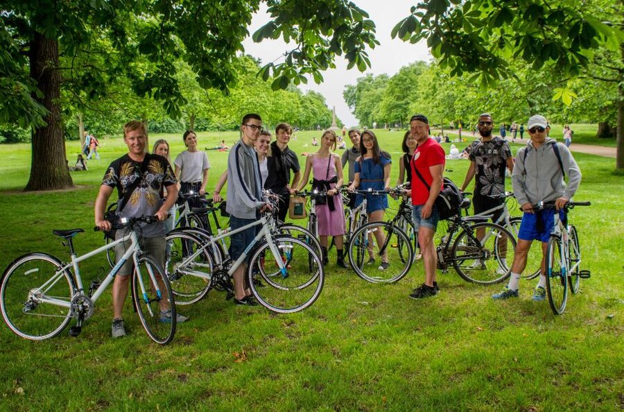 London: Parks and Palaces Guided Morning Bike Tour - Meeting Ola and choosing the right bike