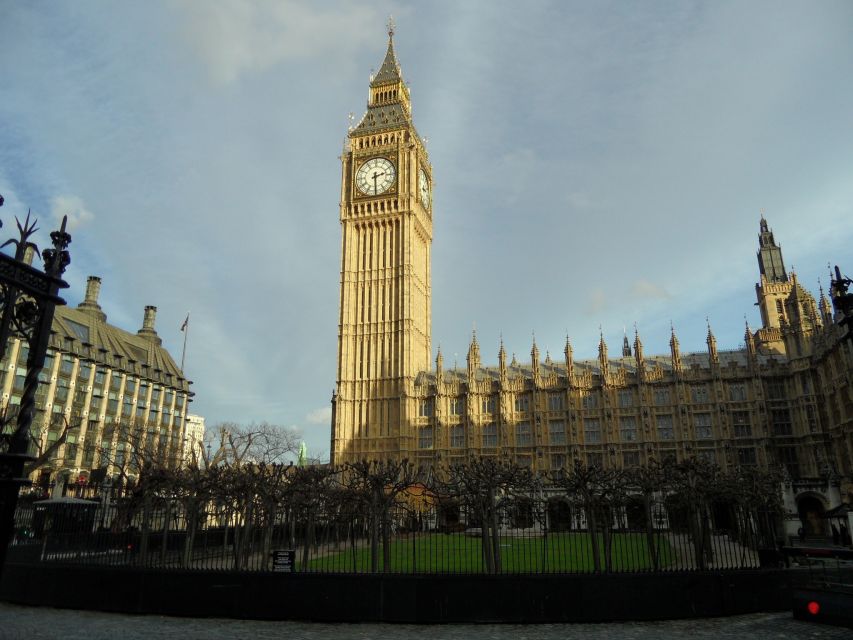 London: Private Walking Sightseeing Tour - Buckingham Palace and the changing guard