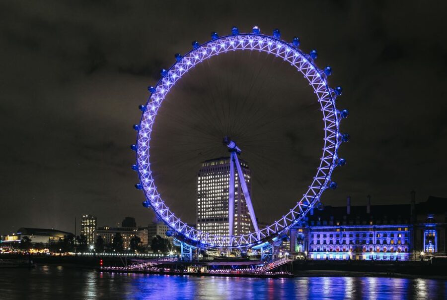London: River Thames Dinner Cruise - Dinner, drinks, and the British menu
