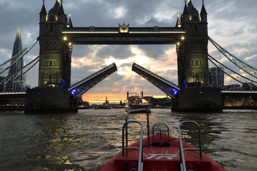 London: River Thames Sunset Speedboat Experience with Drink - From the London Eye to St Paul’s Cathedral