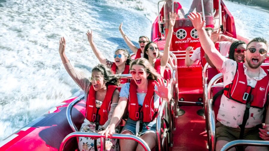 London: River Thames Sunset Speedboat Experience with Drink - The fast run toward Canary Wharf