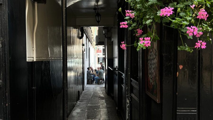 London: Royal Historic Pubs Walking Tour - Starting beneath the winged statue at Piccadilly Circus