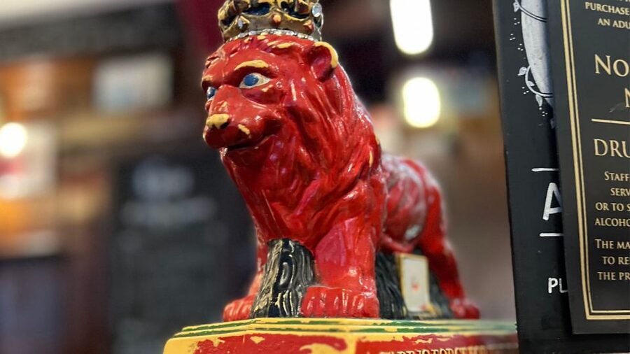 London: Royal Historic Pubs Walking Tour - The walking pace and the pub rhythm