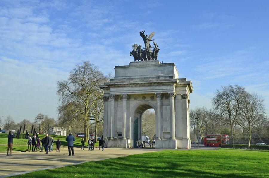London Royal Tour - Buckingham Palace Entry - 12 guests 2,5h - The Victoria Memorial sets up Buckingham Palace