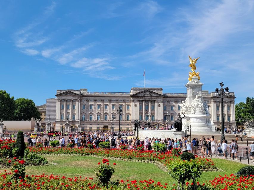 London: Royal Walking Tour and Buckingham Palace Audio Tour - The Victoria Memorial photo stop