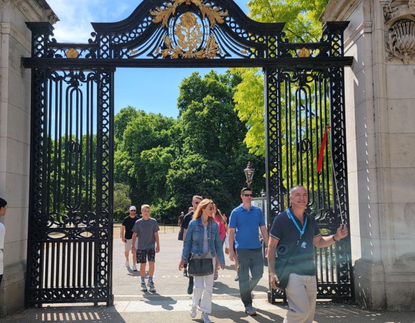 London: Royal Walking Tour and Buckingham Palace Audio Tour - Entering Buckingham Palace with less queueing
