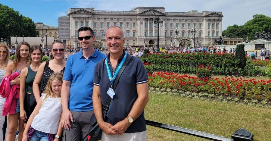 London: Royal Walking Tour and Buckingham Palace Audio Tour - Meeting at St James’s Square