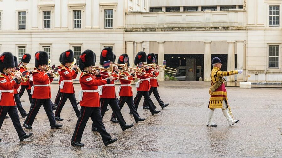 London: Royal Walking Tour with Guard Change & Royal Mews - Starting at Buckingham Palace and the royal quarter