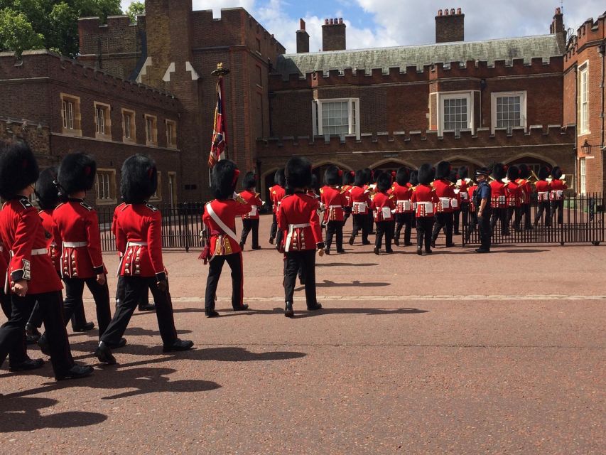 London: Royalty Walking Tour with Changing of The Guard - Start in Green Park, where the royal story begins