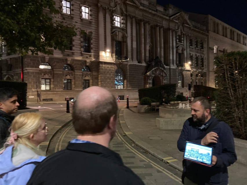London's Ghosts & Gruesome Past Nighttime Walking Tour - Why this London walk feels different after dark