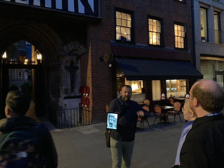 London's Ghosts & Gruesome Past Nighttime Walking Tour - Holy Sepulchre Church and the grave-robbers