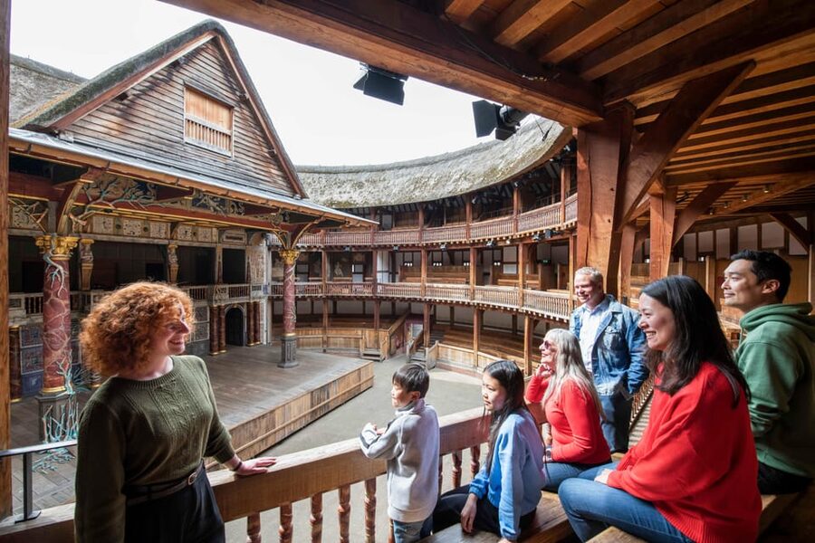 London: Shakespeare's Globe Theatre Guided Tour - How the guides shape the experience