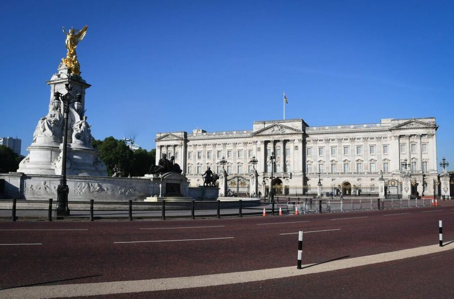 London: Sherlock Holmes Museum & Westminster Walking Tour - Buckingham Palace and the royal opening