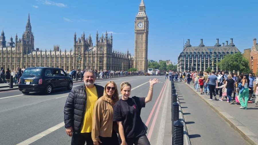 London: Sightseeing Black Cab Tour with Hotel Pickup - Trafalgar Square, Nelson’s Column, and the West End