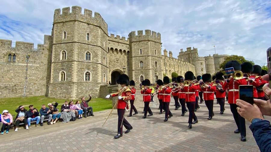 London: Stonehenge, Windsor Castle, Bath, Lacock & Pub Lunch - Four major sights in one demanding day