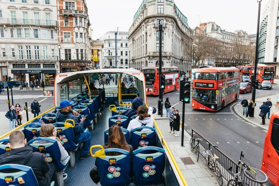 London: Tootbus Must-See Hop-On Hop-Off Bus Tour with Cruise - Audio commentary and the human touch