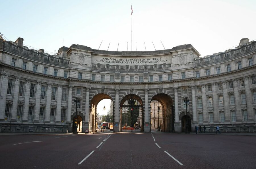 London: Top 30 Sights Walking Tour and London Dungeon Entry - What the guide adds to a packed London route