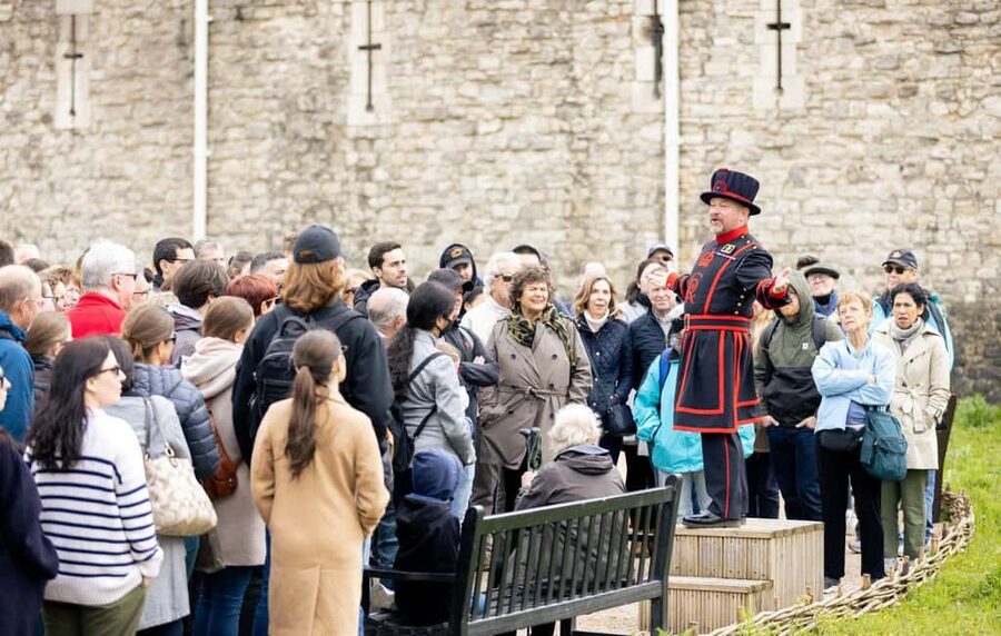 London: Tower of London & Changing of the Guard Experience - The Crown Jewels and the White Tower